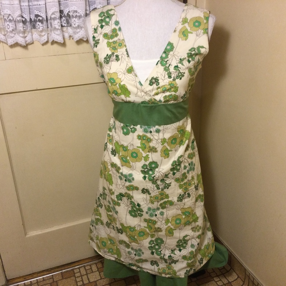 ⭐️ Twentyone Floral GreenAnd White Midi Dress
